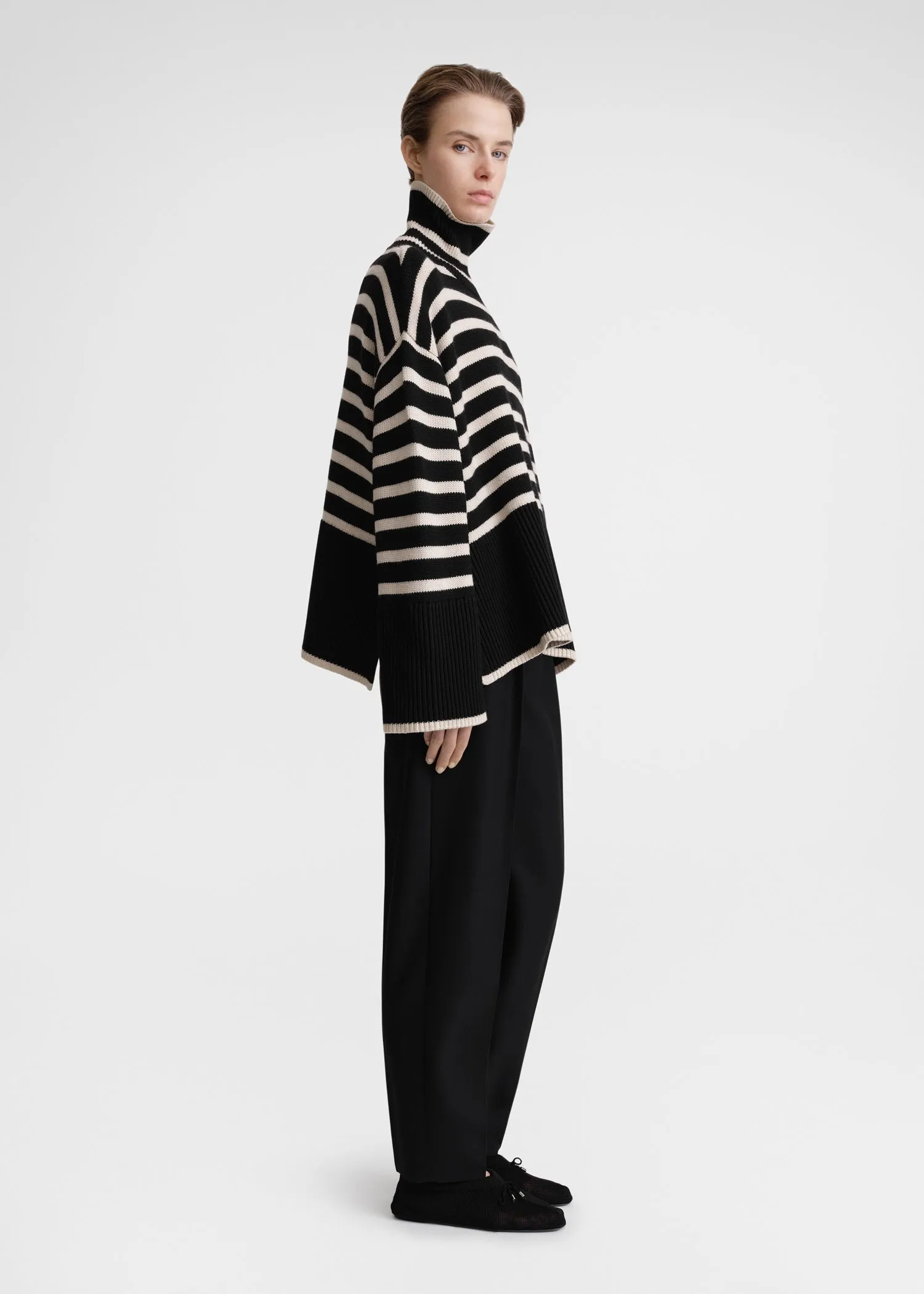 Signature stripe turtleneck black